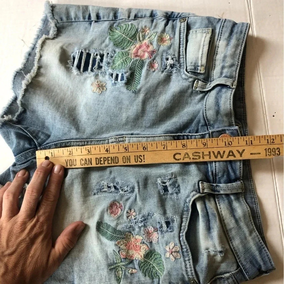 Arizona  Jean Co. Floral Embroidered Shorts - Picture 9 of 10